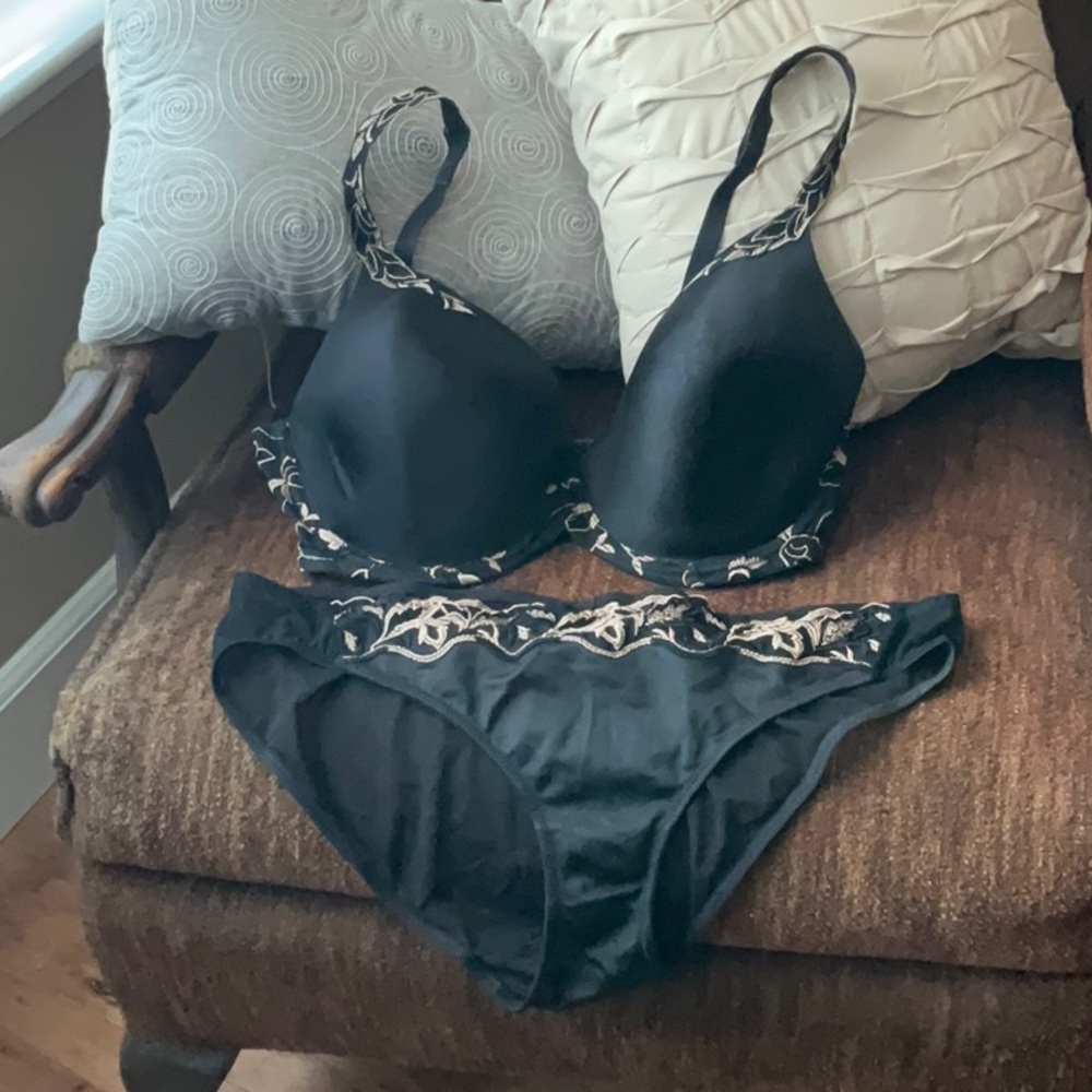 Elegant Wacoal Black Women's bra and pantie